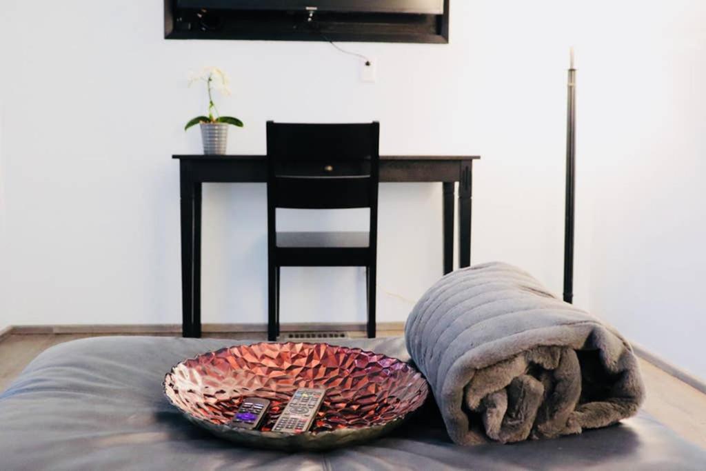 Sun Dog Manor Apartment Maple Creek Ngoại thất bức ảnh