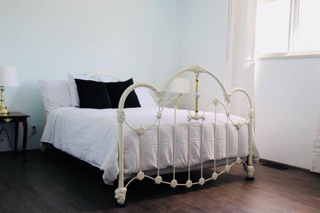 Sun Dog Manor Apartment Maple Creek Ngoại thất bức ảnh