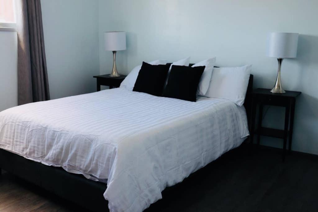 Sun Dog Manor Apartment Maple Creek Ngoại thất bức ảnh